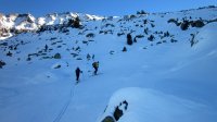 ..überall schauen Steine aus dem Schnee..