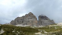 ..fast geschafft..die Auronzo-Hütte auf 2333m und im die Zinnen..