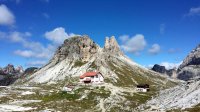 ..die Drei Zinnen-Hütte..im Hintergrund der Toblinger Knoten..