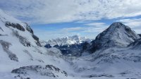 ..das Dachsteinmassiv, rechts der Tauernkogel..