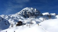 ..Laufener Hütte und dahinter der Fritzerkogel..