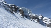 ..man beachte die Relation zwischen Gletscherbruch und Skifahrer..