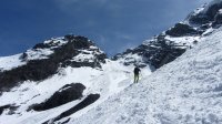 ..kurz vor der Berglhütte,wahrscheinlich die letzten Meter auf Ski für diese Saison ..