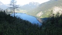 ..bereits der Zustieg erlaubt einen Blick auf den Altaussee..