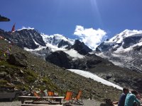 ..diesen Terrassenblick kann man lassen..links der Firngrat des Biancogrates..