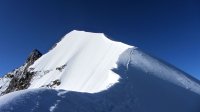 ..links der Gipfel des Piz Bernina..