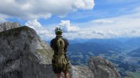..links hinten der Werfener Hochthron und davor großes und kleines Fieberhorn..