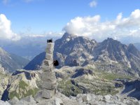 ..Fotosteinmann..im Hintergrund die Drei Zinnen Hütte..