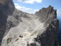 ..Blick auf die Gartlhütte..rechts die König Laurin Wand..