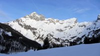 ..Blick in die Ostwand des Hochthrons, rechts die Wermutschneid..
