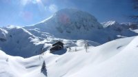 ..die Laufener Hütte und im Hintergrund der Fritzerkogel..