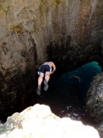 ..Schöppei beim Köpfln in der Grotte..