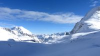 ..links der Fritzer, mitten der Gosaukamm und rechts der Tauernkogel..